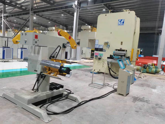 鋁殼 蓋板沖壓線 自動雙頭開卷機伺服偏擺送料機自動化生產(chǎn)設(shè)備